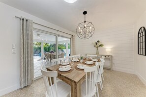Dining - Crescent Palms north end AMI, 2 King suites,walk to bay beach stunning pool (Anna Maria)