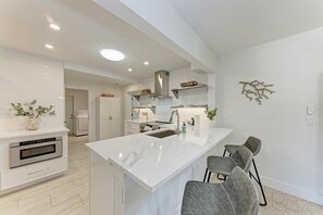 Fridge, microwave, dishwasher, coffee/tea maker - Crescent Palms north end AMI, 2 King suites,walk to bay beach stunning pool (Anna Maria)