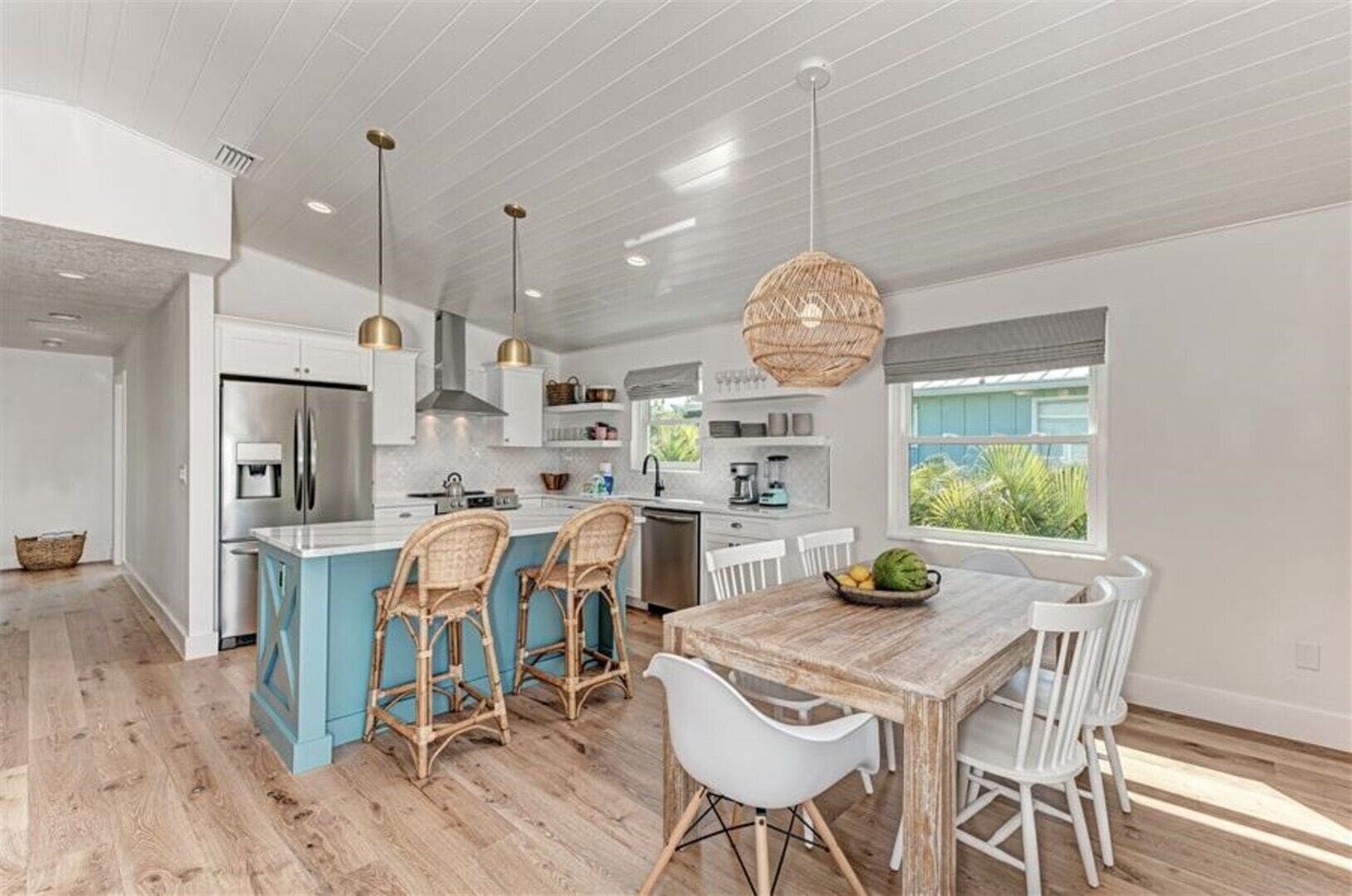 Réfrigérateur, micro-ondes, lave-vaisselle, cafetière/bouilloire