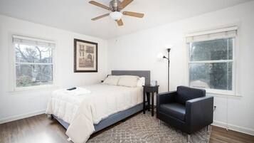 4 slaapkamers, een bureau, een strijkplank/strijkijzer, wifi