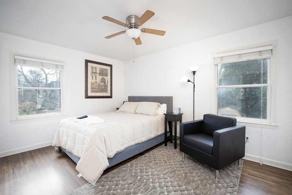 4 bedrooms, iron/ironing board, WiFi, bed sheets