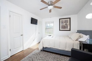 4 bedrooms, iron/ironing board, WiFi, bed sheets - 4bR SouthPark Wooded Escape, Shopping and Dining (Charlotte)