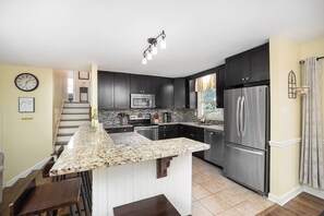 雪櫃、微波爐、焗爐、爐具