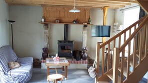 TV, fireplace, books, offices - Cotentin country house (CRASVILLE)