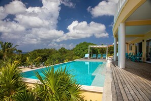 حمّام سباحة خارجي