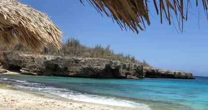 Luxury living, private pool and spectacular views!