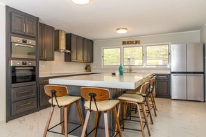 ثلاجة، ميكروويف، فرن، موقد طهي مسطح