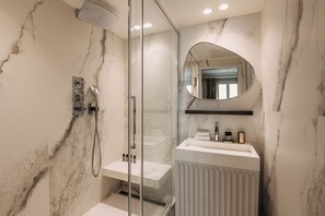 Victoria II | Badrum | Dusch, regndusch, hårtork och handdukar