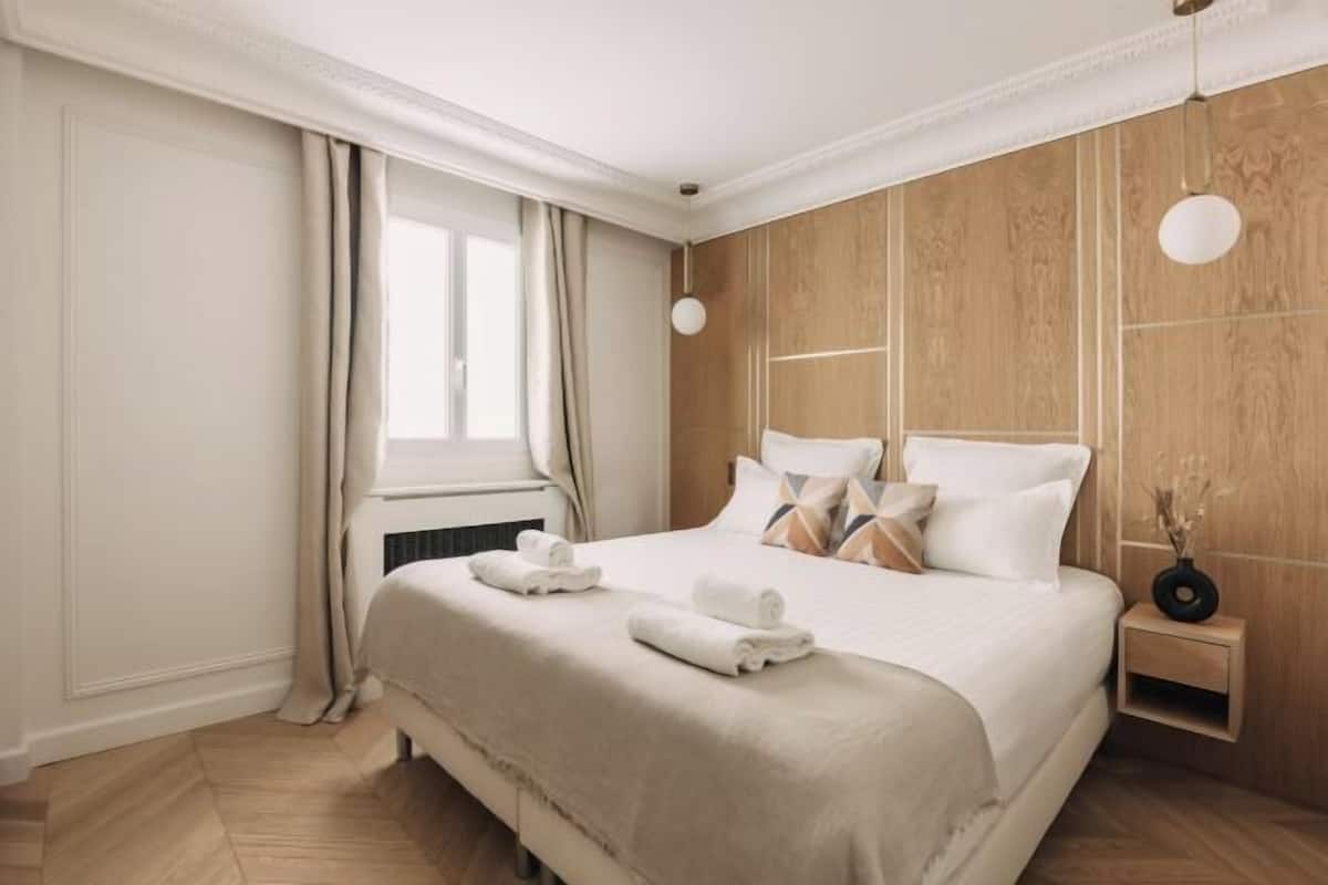 Hypo-allergenic bedding available, pillowtop beds, in-room safe