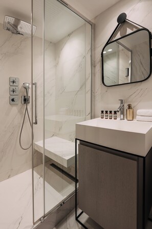 Victoria II | Kamar mandi | Shower, pancuran hujan, pengering rambut, dan handuk