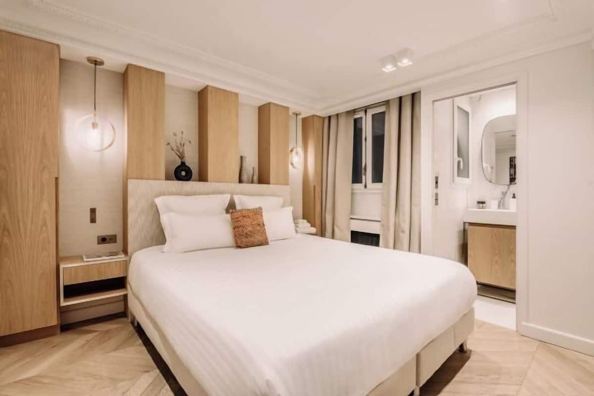 Hypo-allergenic bedding available, pillowtop beds, in-room safe