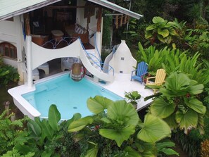 Una piscina cubierta, una piscina al aire libre