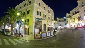 A building with a sign indicating a parking area and a restaurant. - Relais La Pretura (Vieste)