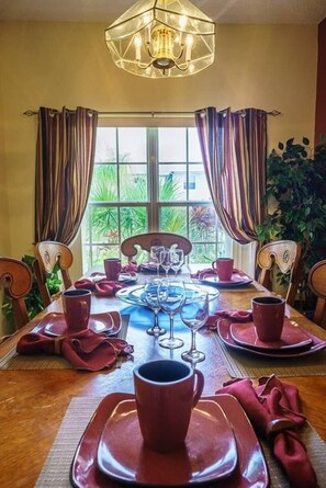 Dining - Lakefront Bliss: Private Pool & Spa – 25 Mins to Disney! (Kissimmee)