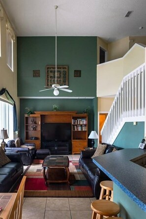 TV, video games - Lakefront Bliss: Private Pool & Spa – 25 Mins to Disney! (Kissimmee)