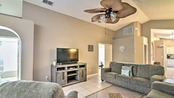 Televisión, chimenea, videojuegos y reproductor de DVD