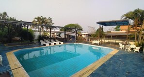 Hồ bơi ngoài trời