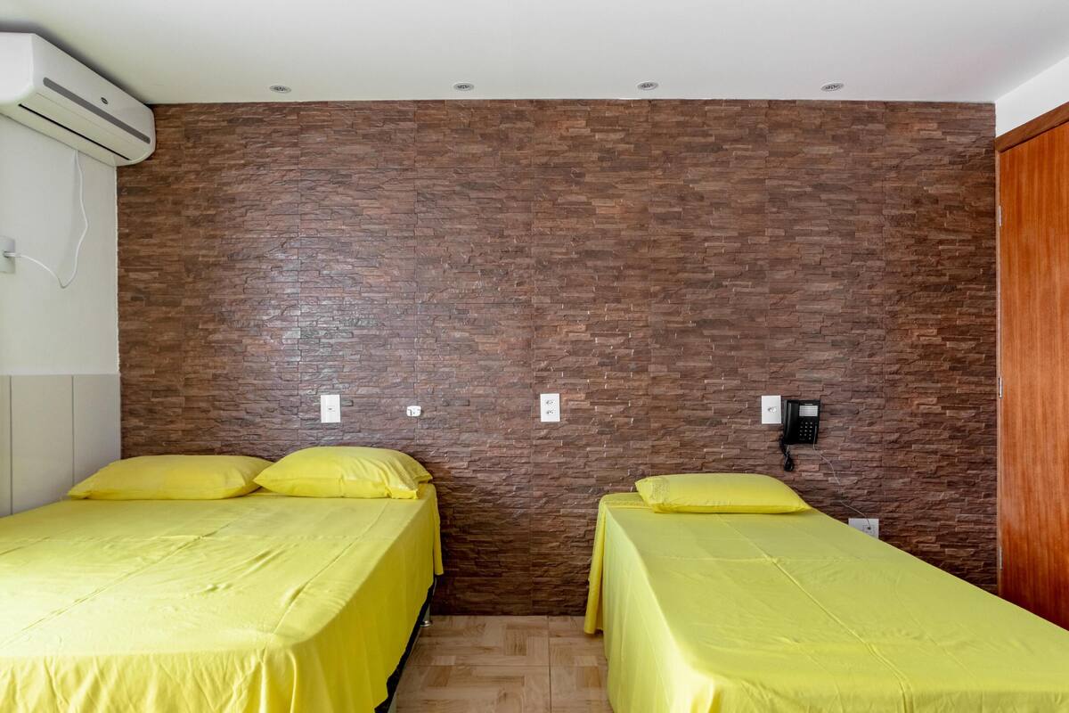 Phòng 3, nhiều giường | Minibar, truy cập Internet không dây miễn phí, bộ trải giường