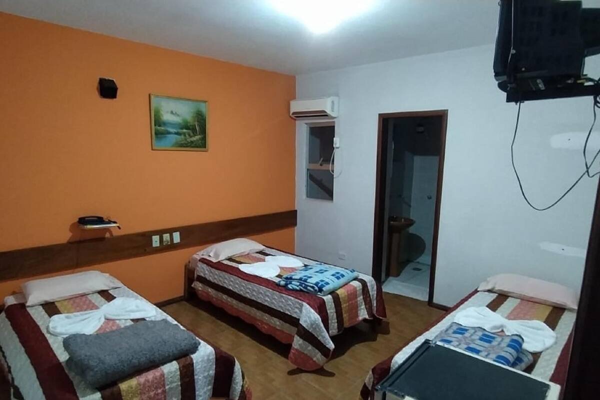 Phòng 3, 3 giường đơn | Minibar, truy cập Internet không dây miễn phí, bộ trải giường