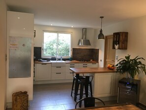 Fridge, microwave, oven, stovetop - Villa near Pont du Gard and Uzes located in Collias (Collias)