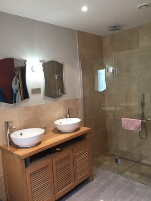 Ensemble douche/baignoire, sèche-cheveux