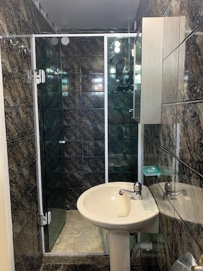Chambre Simple | Salle de bain | Douche, sĂšche-cheveux, bidet, serviettes fournies