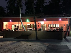 Front of property - evening/night - RÉSIDENCE VIE PAISIBLE (Abidjan)