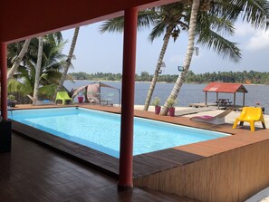Piscine extérieure, chaises longues