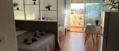 Tabla de planchar con plancha, wifi gratis y ropa de cama