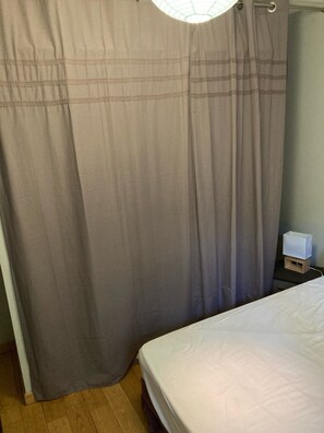 3 slaapkamers, een strijkplank/strijkijzer, gratis wifi, beddengoed