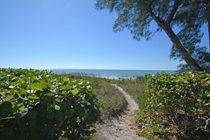 På stranden
