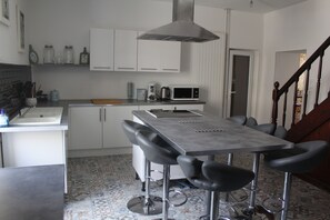 Een koelkast, een magnetron, een oven, een kookplaat