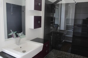 Dusche, Haartrockner, Toilettenpapier