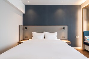 In-room safe, desk, laptop workspace, blackout drapes - Holiday Inn Express Jinan Jingshi by IHG (Jinan)