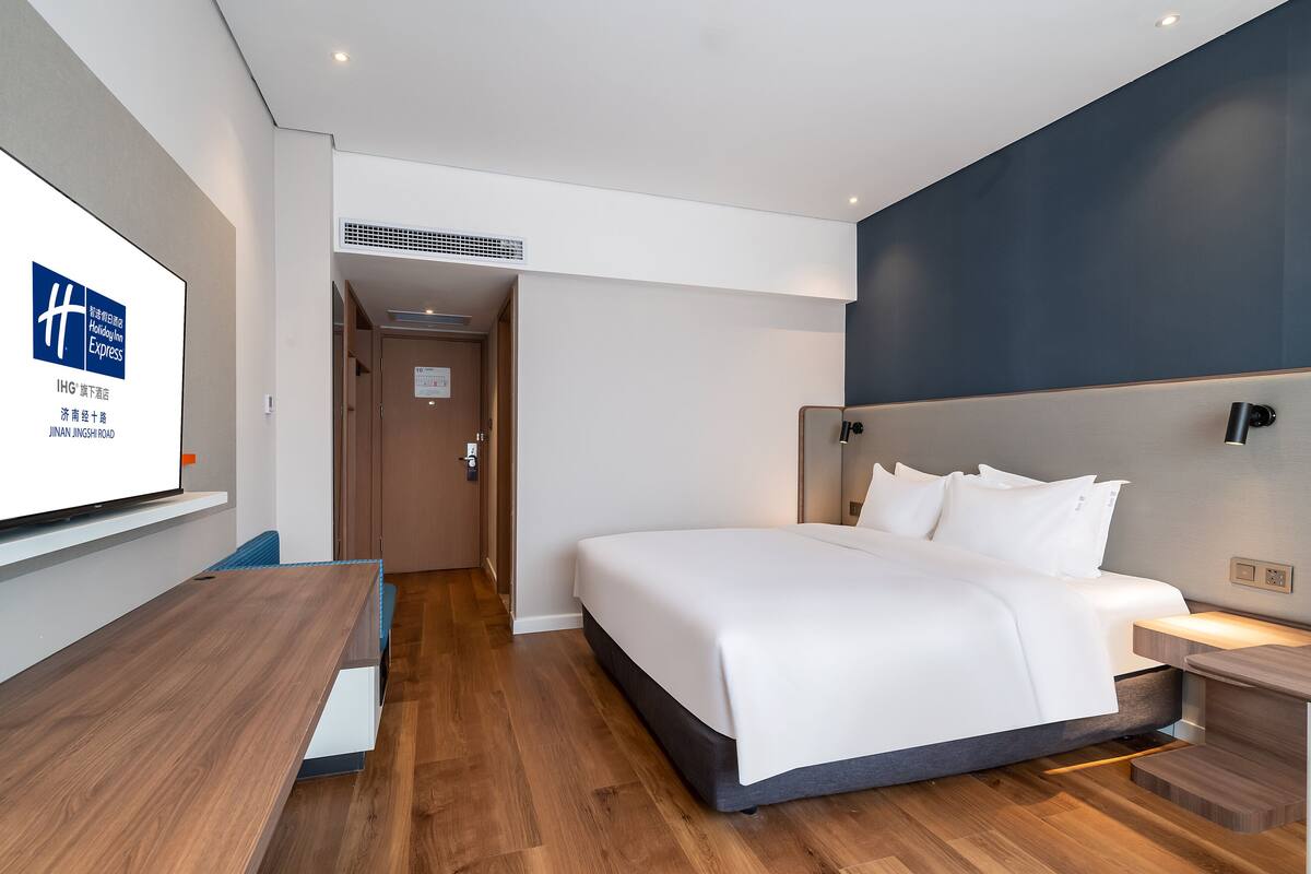 Standaard kamer, 1 kingsize bed, uitzicht op bergen | Een kluis op de kamer, een bureau, een laptopwerkplek