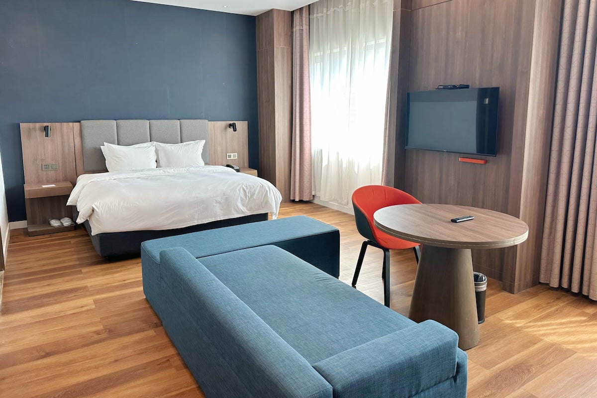 Phòng Suite, 1 giường cỡ king (Additional Living Area) | Két bảo mật tại phòng, bàn, khu vực làm việc phù hợp cho laptop 