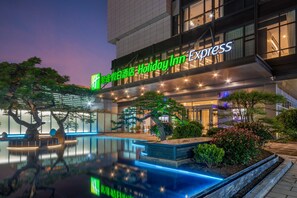 Un hotel Holiday Inn Express con area piscina e posti a sedere all'aperto.