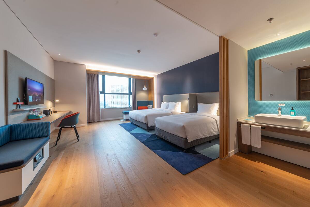 ห้องพัก, หลายเตียง (Standard Air) | เครื่องนอนระดับพรีเมียม, ผ้านวมขนเป็ด, ตู้นิรภัยในห้องพัก, โต๊ะทำงาน