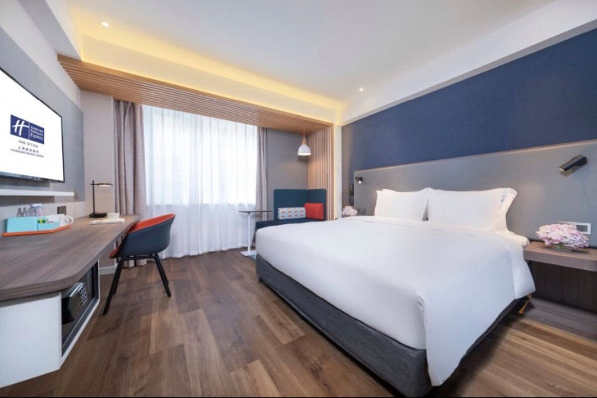 Standard Room, 1 Katil Raja (King), City View | Gebar bulu kapas, busa memori, peti besi dalam bilik, meja 