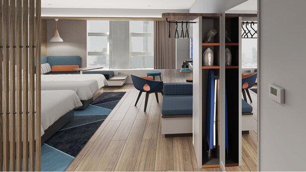 Una habitación de hotel moderna con dos camas, un comedor y un armario con espacio para colgar ropa.