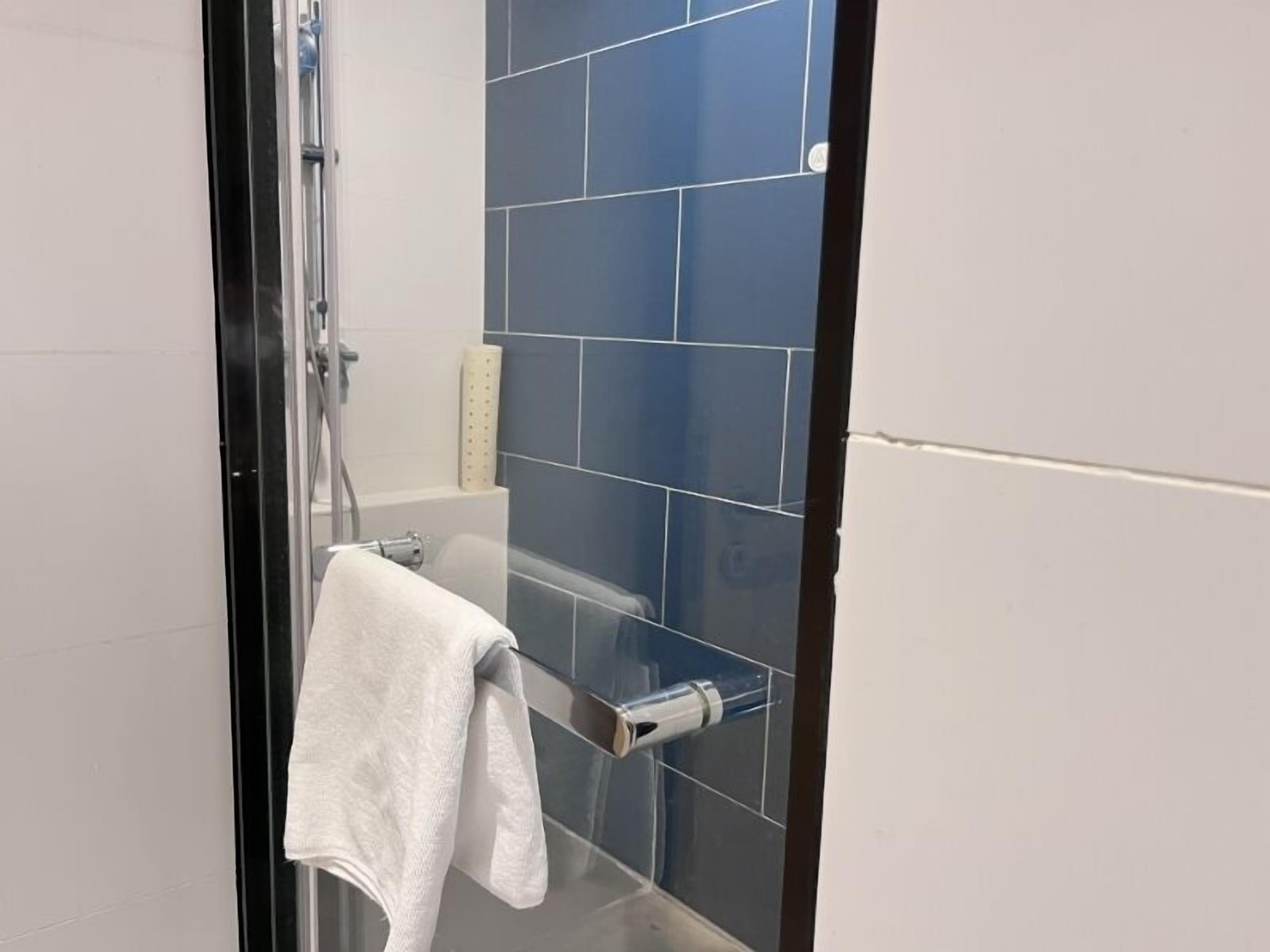 淋浴花灑、名牌盥洗用品、吹風機、拖鞋