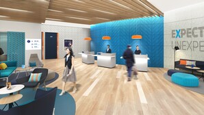 Una recepción moderna con pared azul con textura, techo de madera y diversas opciones de asiento, incluyendo sofás y sillones.