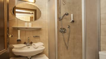 Room (Oberndorf) | Bathroom | Shower, hair dryer, towels