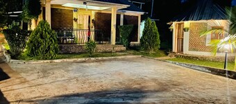 Casa di bottiglie di plastica e casa di mattoni ad incastro
