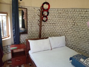 3 bedrooms, desk, iron/ironing board, WiFi - Plastic Bottles House (Entebbe)