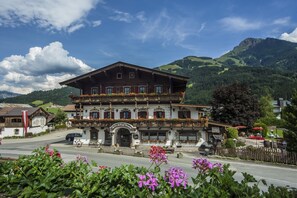 Exterior - Kaiserhotel Neuwirt (Oberndorf in Tirol)