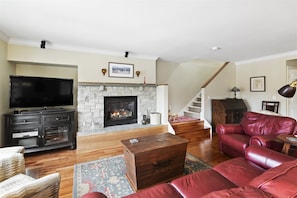 House | Living room | TV, fireplace, DVD player