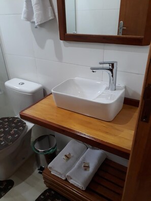 Een douche, gratis toiletartikelen, handdoeken, toiletpapier