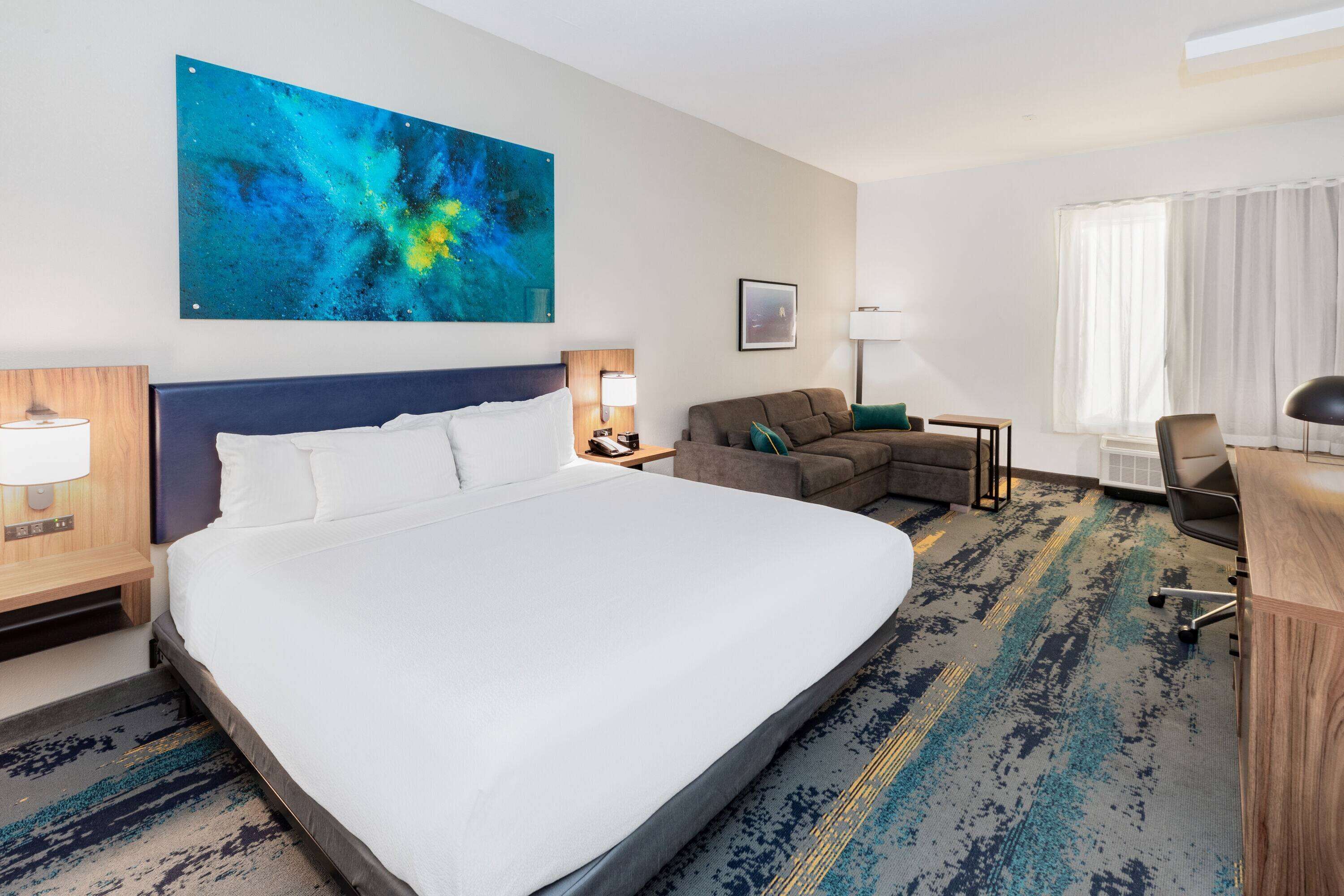 Room, 1 King Bed, Accessible, Non Smoking (Mobility,Hearing,Tub w/Grab Bars) | Pillowtop beds, desk, laptop workspace, blackout drapes