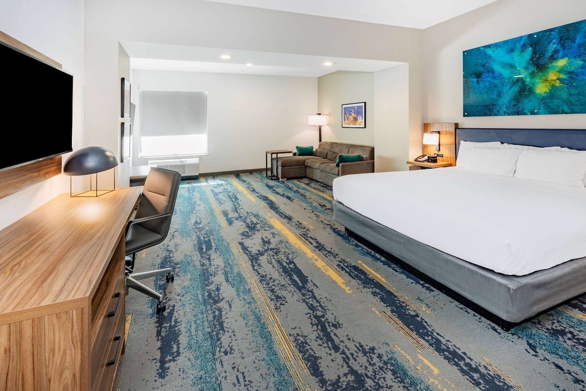 Pillowtop beds, desk, laptop workspace, blackout drapes